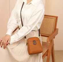 Load image into Gallery viewer, lychee grain leather phone purse crossbody