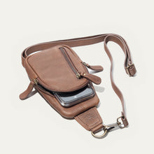 Load image into Gallery viewer, vegetable tanned leather bag that develops patina
